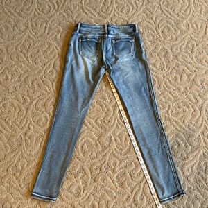 G by Guess Womens super skinny light wash jeans. 97% cotton 3% spandex. Size 28